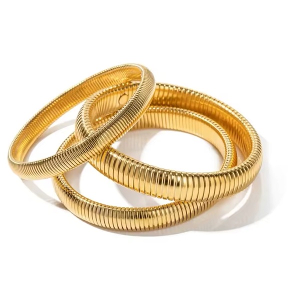 ◾️18K Gold Plated Flexible Ribbed Designed Bracelet - Picture 4 of 15